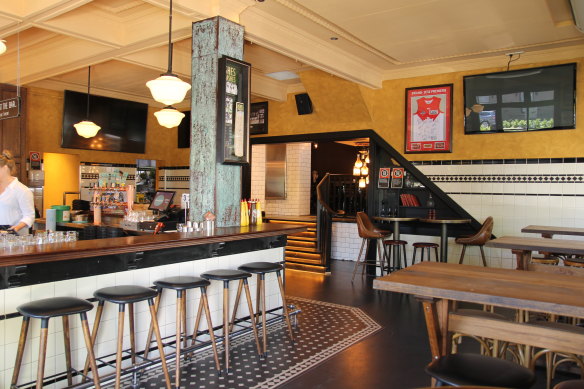 The Four in Hand, Paddington pub's bar