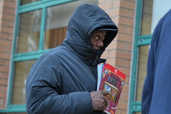 Norman Macksoni tiba di pengadilan. Dia didakwa melakukan pemerkosaan dan kepemilikan gambar-gambar ekstrem.