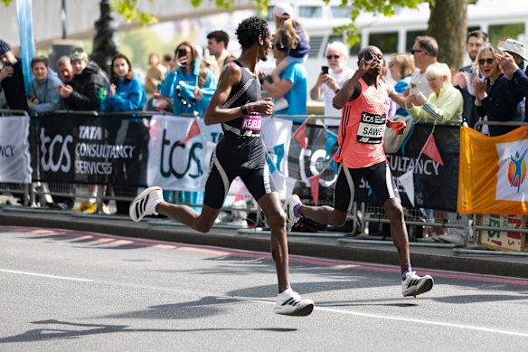 Yomif Kejelcha and Sabastian Sawe during the London Marathon. Sawe is drinking from a Maurten bottle.