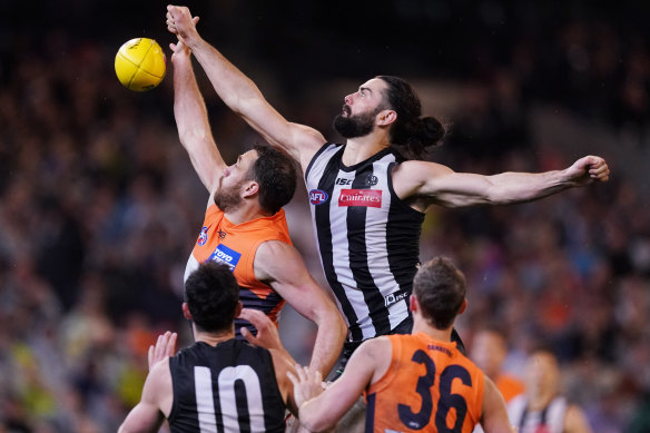 Brodie Grundy takes on the Giants' Shane Mumford in their preliminary final clash last year.
