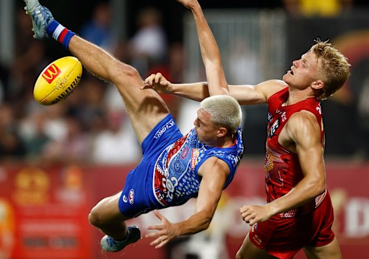 Bodhi Uwland, que estragou Laitham Vandermeer dos Western Bulldogs, é um contribuidor importante para os Suns.