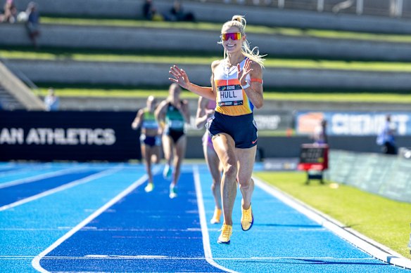 Jess Hull wins the women’s 5000m final at the Australian Athletics Championship.