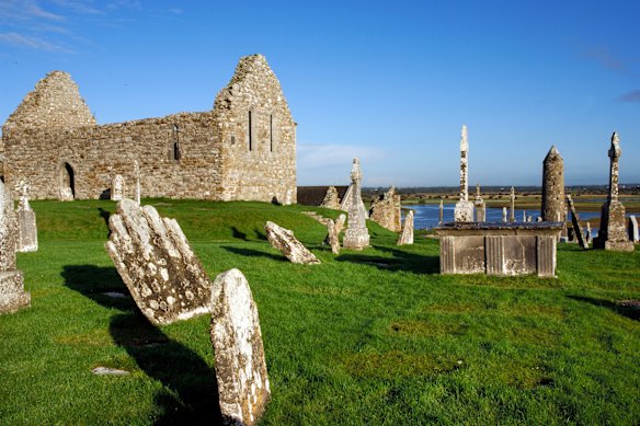 An Early Christian site founded by Saint Ciaran in the mid-6th century on the eastern bank of the River Shannon. 