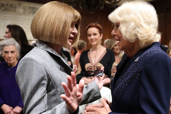 La regina Camilla saluta la direttrice di Vogue Anna Wintour alla Biblioteca pubblica di New York.