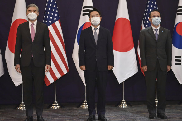From left, US envoy Sung Kim, South Korea’s Noh Kyu-duk and Japan’s Takehiro Funakoshi during their trilateral meeting at a hotel in Seoul on Monday.