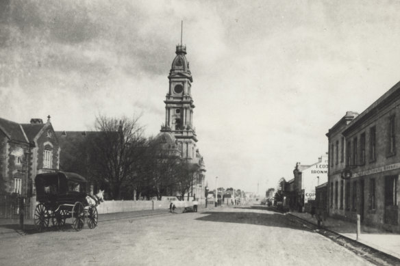 Hoddle Street and the Collingwood Town Hall in 1886.