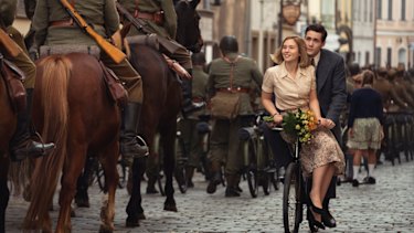 Jonah Hauer-King as Harry Chase and Zofia Wichłacz as Kasia Tomaszeski in World on Fire.