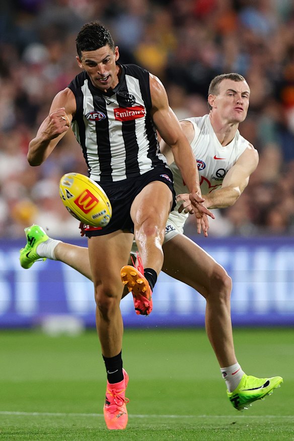 Scott Pendlebury of the Magpies and Chad Warner of the Swans.