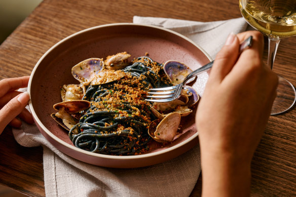 I Bucatini alle vongole ottengono profondità e umami dal burro di alghe e dal miso.