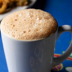 Teh tarik (chá com leite esfarelado).