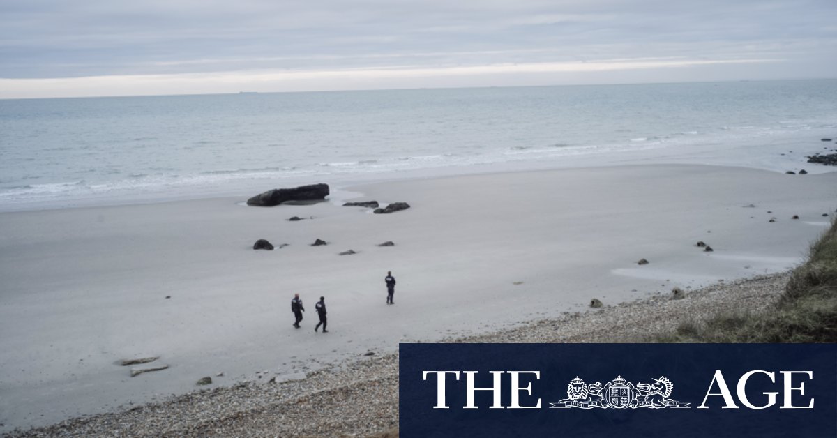 Migran tujuan Inggris meninggal setelah kapal terbalik di Channel off Calais
