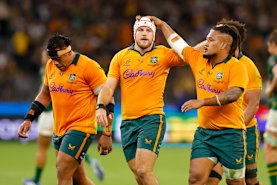 PERTH, AUSTRALIA - SEPTEMBER 27: Fraser McReight of the Wallabies gets around his team mates as they walk off at half time during the Rugby Championship match between Australia Wallabies and South Africa Springboks at Optus Stadium on September 27, 2026 in Perth, Australia. (Photo by James Worsfold/Getty Images)