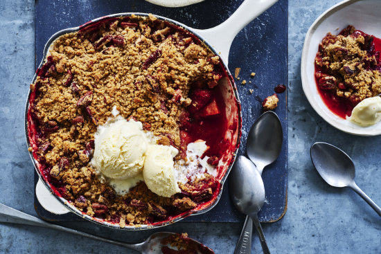 Spring crumble with pineapple, pecan and strawberry