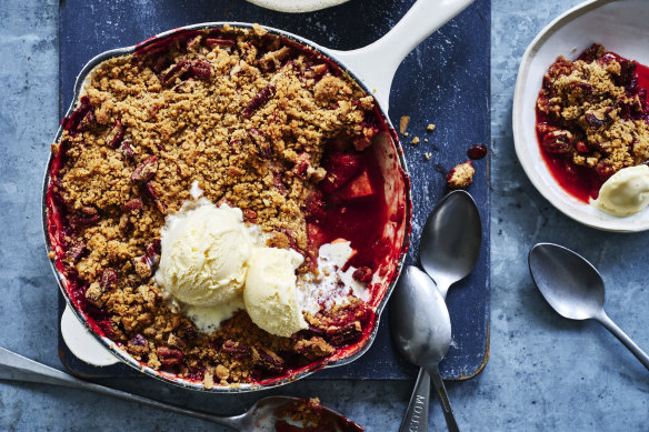 Spring crumble with pineapple, pecan and strawberry