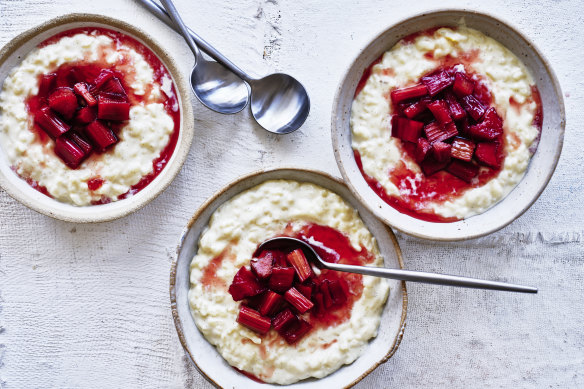 Creamy rice pudding with rhubarb and cardamom