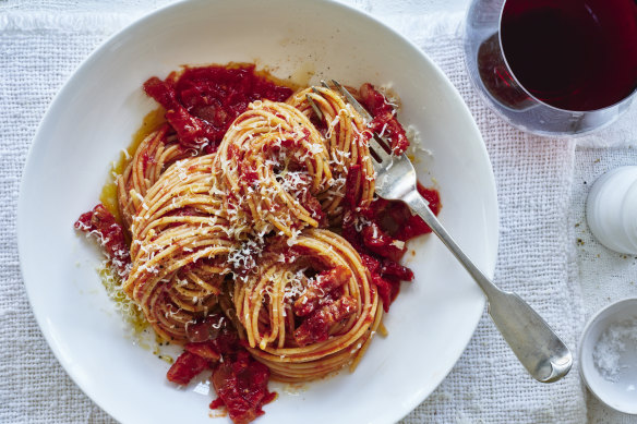 Spaghettone all’amatriciana.