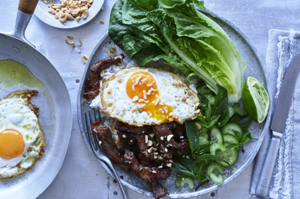 Beef stir-fry with fried egg and peanuts