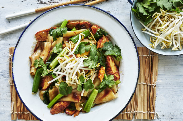 Pad see ew (Thai rice noodle stir-fry)