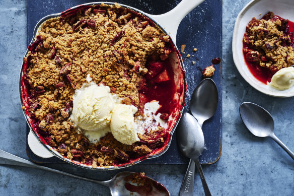 Spring crumble with pineapple, pecan and strawberry