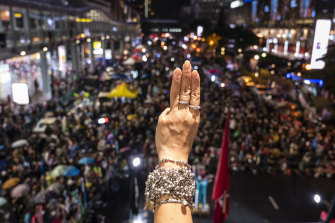 Demonstranten grüßen mit drei Fingern während einer Kundgebung gegen die Regierung in Bangkok am 31. Oktober.