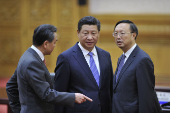 Çin Devlet Başkanı Xi Jinping (ortada), Çin Dışişleri Bakanı Wang Yi ve Çin Devlet Danışmanı Yang Jiechi ile birlikte.
