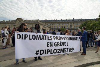 Fransız diplomatlar, kariyerlerine ve Fransa'nın dünyadaki konumuna zarar vereceğinden endişe ettikleri planlı bir reforma kızıyorlar. 