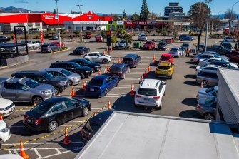 뉴질랜드인들은 화요일 아침에 신속하게 3단계 제한의 첫 맛을 보았습니다.
