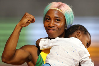 La giamaicana Shelley Ann Fraser-Pryce festeggia con il figlio Zion dopo aver vinto la finale dei 100 metri femminili ai Mondiali di atletica leggera di Doha nel 2019.