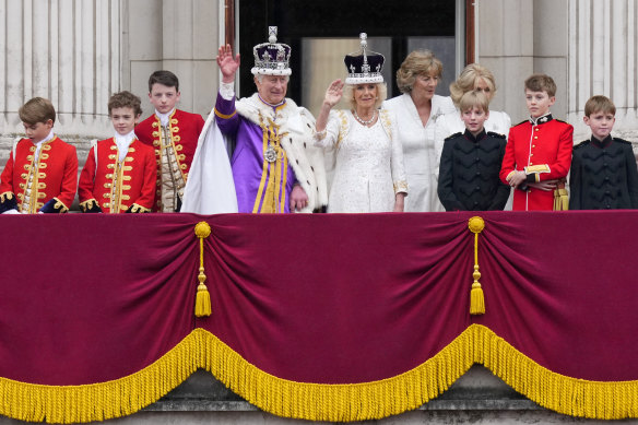 Coronation: Crowds roar for the King and Queen as they appear on Buckingham  Palace balcony