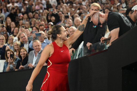 Sabalenka directly went to celebrate with her box. Here she patted fitness coach Jason Stacy’s head, which she says is a good luck charm.