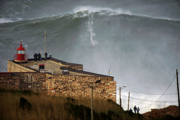 O surfista americano Garrett McNamara surfa uma onda na Nazaré.