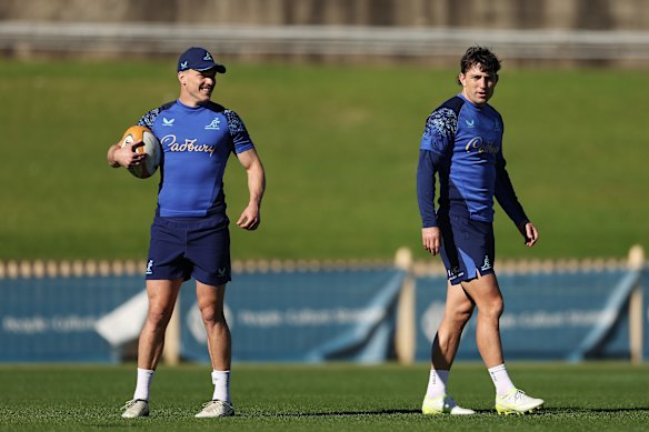 Declan Meredith (L) talks to Jock Campbell (R) during a Wallabies training session.