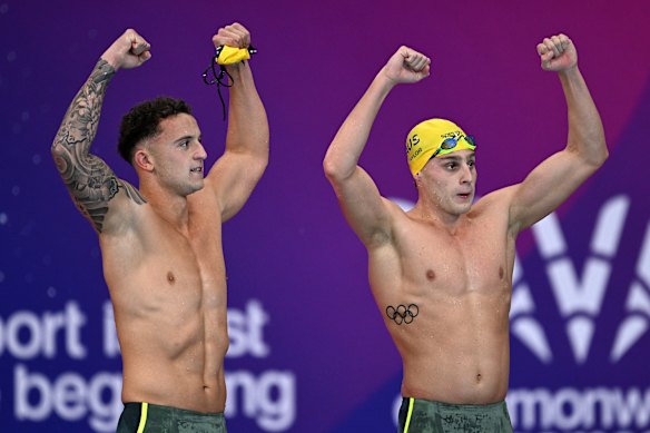 Kai Taylor and Flynn Southam celebrate Australia’s 4x100m freestyle gold medal. 