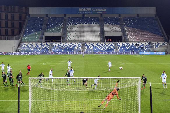 The Serie A match between Sassuolo and Brescia, played in an empty stadium .