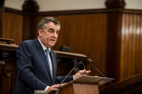 O jurista Chris Maxwell afirma que “o analfabetismo científico dos participantes em julgamentos” resulta muitas vezes em erros judiciais. 