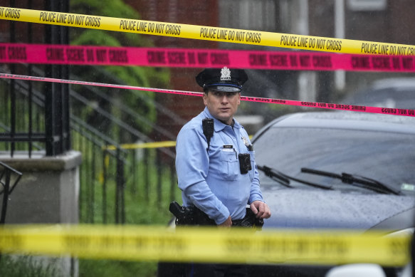 Bir polis memuru, 28 Nisan'da Philadelphia'da ölümcül bir silahlı saldırı olay yerinde nöbet tutuyor.