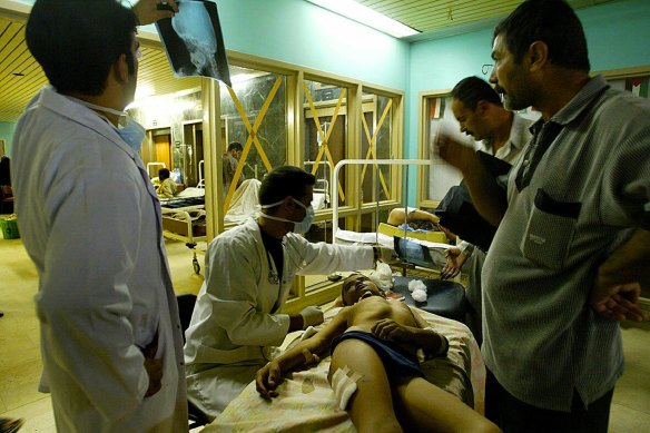 Akavi, 2003 yılında Irak'ta çalıştı ve burada hastanelerin yeniden stoklanmasına yardım etti.