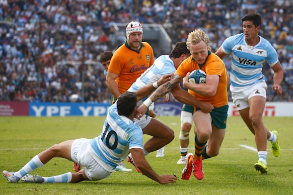 Carter Gordon of the Wallabies is challenged by Ignacio Mendy and Santiago Carreras.