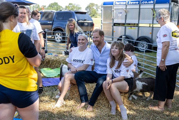 Harry posa per una foto durante lo Scotty's Summer Festival al Castello di Maxstoke.