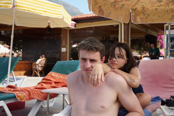 Calum (Paul Mescal) and Sophie (Frankie Corio) in Aftersun.