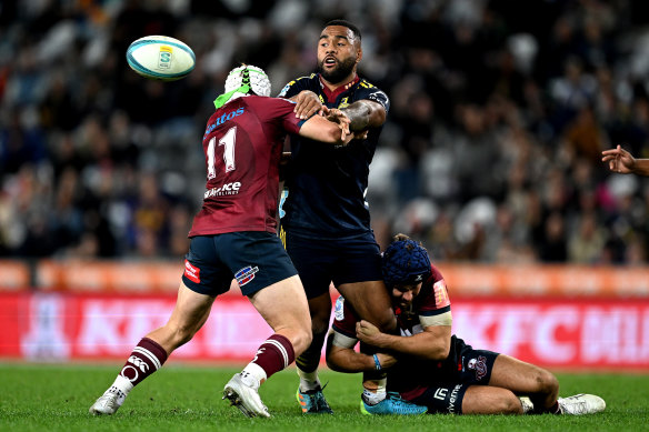 Jona Nareki of the Highlanders offloads the ball.