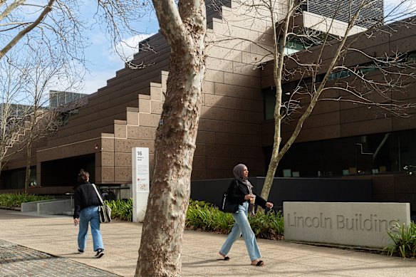  Macquarie University has found that early offers have aided low-SES students. 
