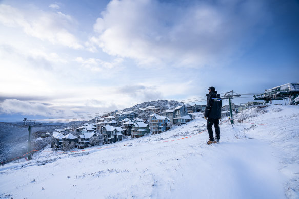 After a wild week of weather in the mountains and around the state, snow has fallen at Mt Hotham again.