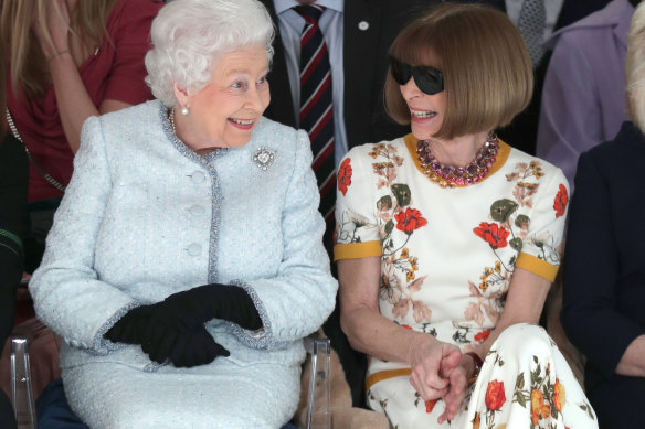 Wintour with the Queen in 2018.