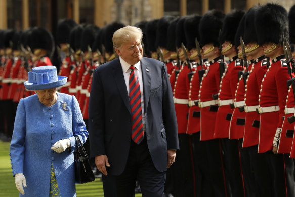 Donald Trump, 2018 Başkanlık ziyareti sırasında Kraliçe'nin önünde yürüyor. 