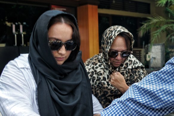 Lamar Ahchee’s family after visiting him at Bali police headquarters. 