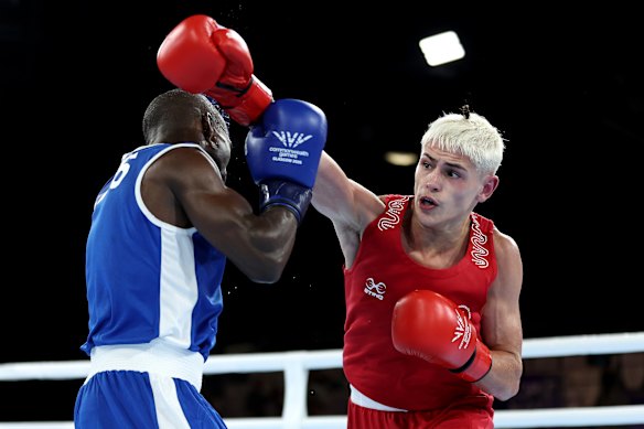 Jye Dixon boxing Mathealira Seholoholo in the men’s 55kg round of 16.