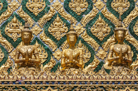Mosaic wall at Phra Mondop.