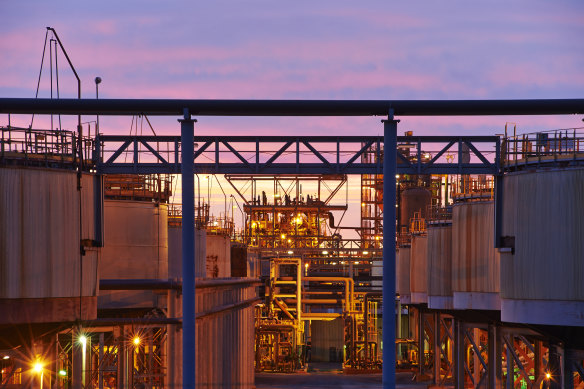 AEMO has directed large industrial users to either reduce or cease using gas in Gladstone.