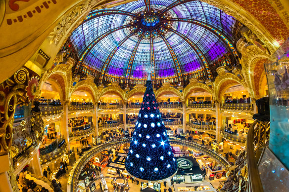 Centre commercial Galeries Lafayette à Paris. La ville met tout en œuvre pour Noël, mais il y a une pénurie de Père Noël. 